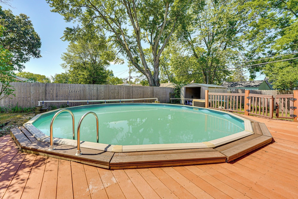 Private Pool & Yard: Pet-friendly Home in Toledo