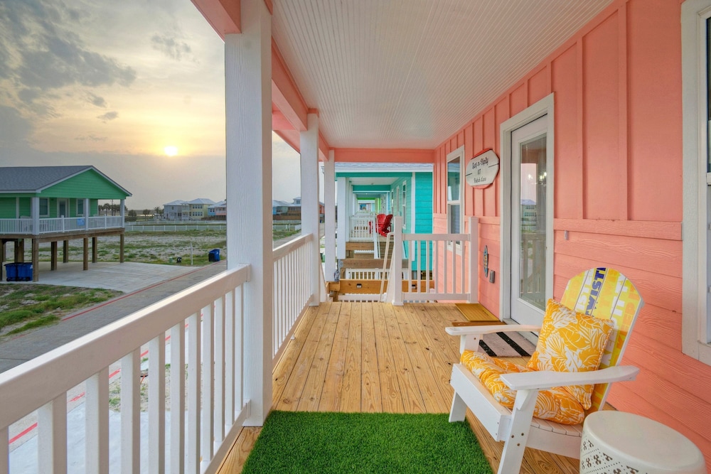 Surf-n-dipity by Avantstay Covered Patio Lounge w Firepit