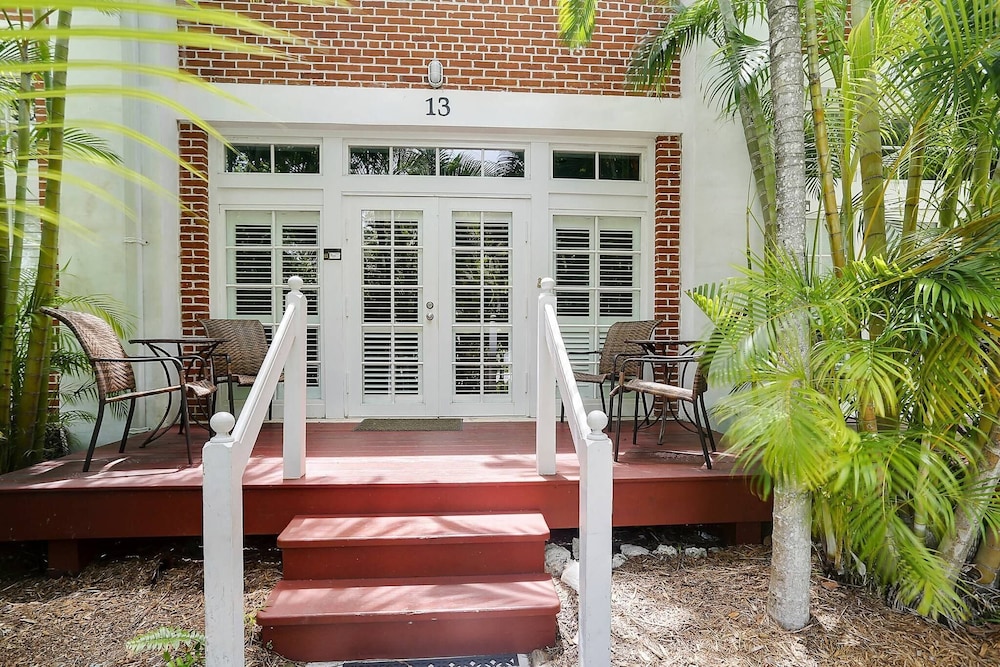 Key West Found by Avantstay Close to Shops w/ Patio & Shared Pool! Week Long Stays Only