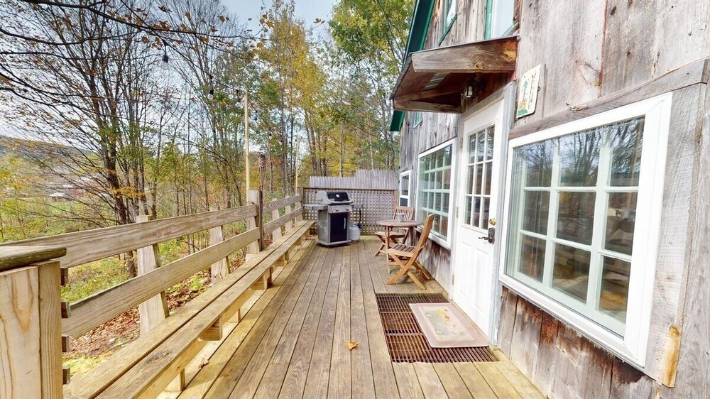 Pond View Cabin-Rustic two-bedroom loft, a short drive to Chittenden Reservoir, Killington & Rutland 2 Cabin by RedAwning