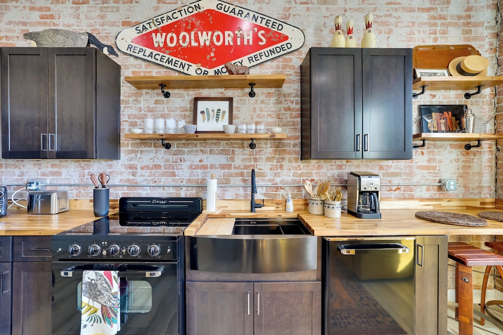 Walk to Shops & Eats: Charming Dtwn Emmett Apt!