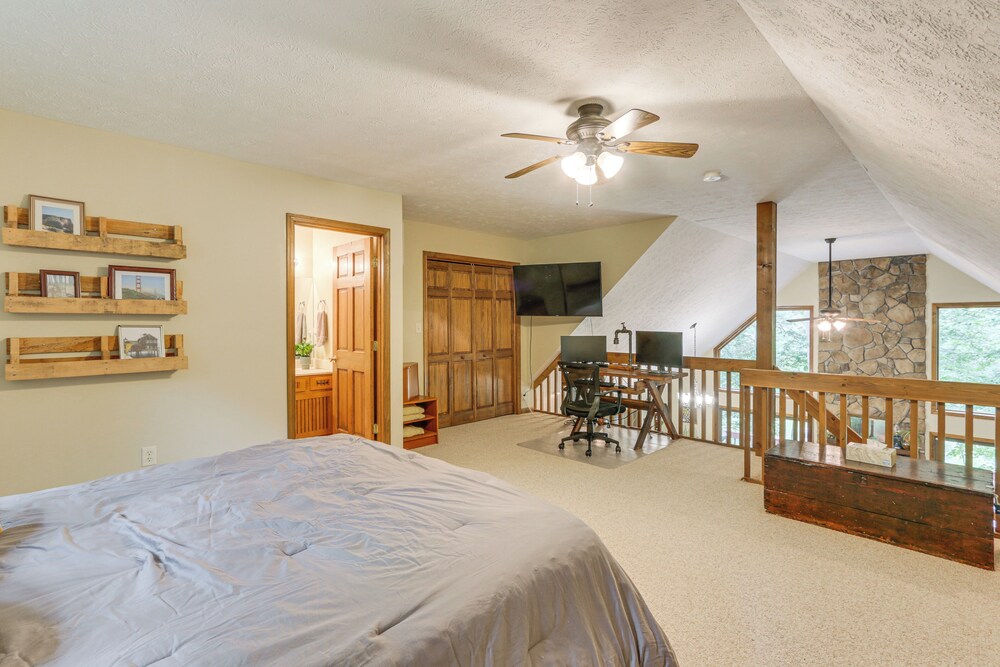 Great Cacapon Mtn Cabin w/ Private Hot Tub + Views