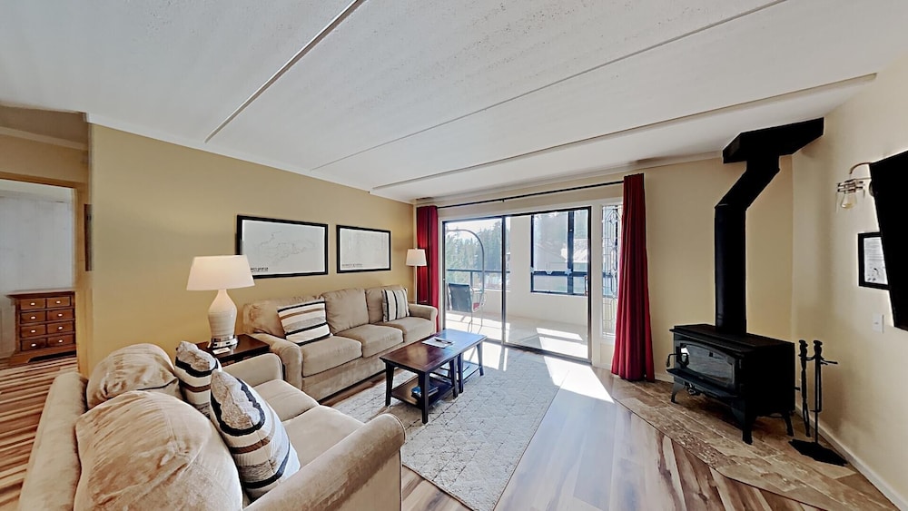 Nicely Remodeled 2 Bedrooms at 1849 Condos - Easy Access to Slopes! view 2