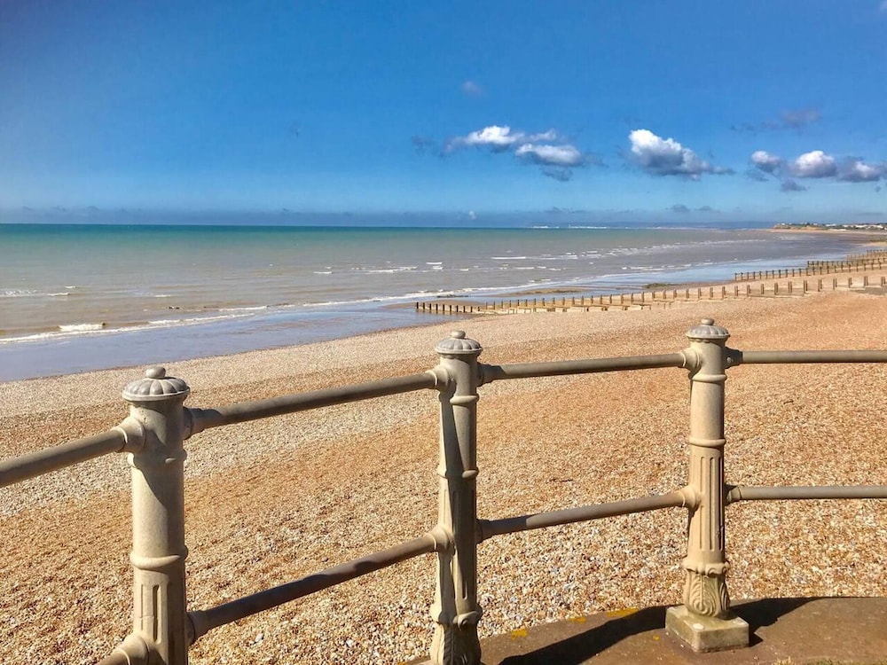Beachfront Apartment With Woodburner & Courtyard view 4