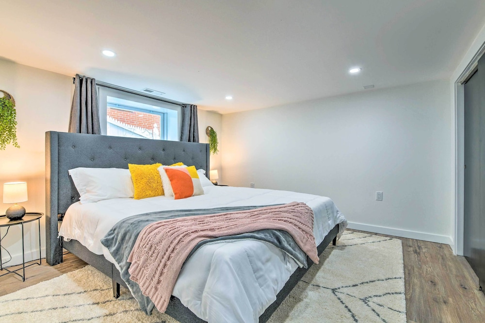 Spacious Oak Park Home, 11 Mi to Downtown Chicago! view 3