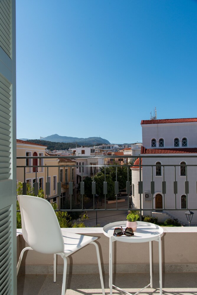 elegant stay centrally in Rethymno