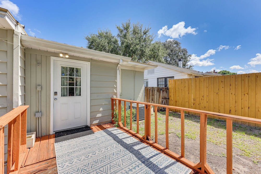 4 Mi to Dtwn Jacksonville: Chic Home w/ Porch!