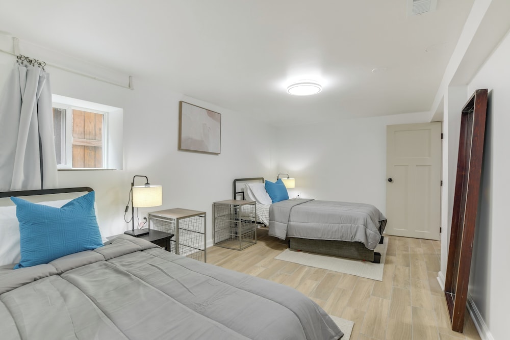 2 Mi to Logan Square: Pet-friendly Unit w/ Yard!