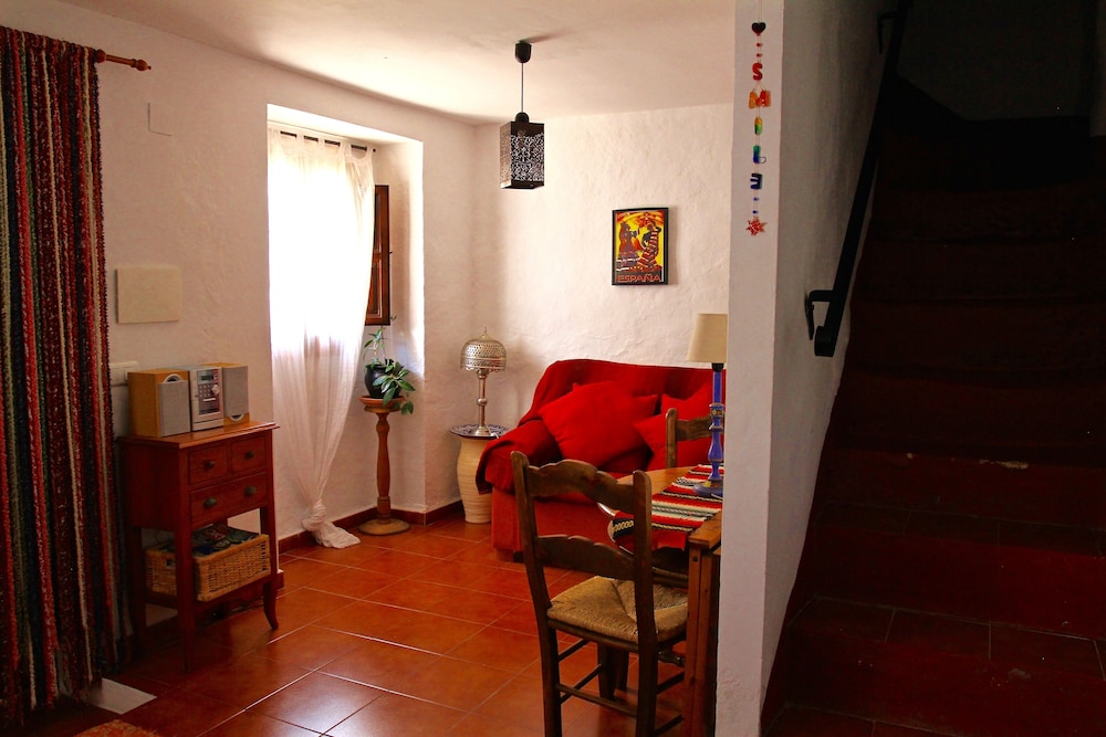 Cottage - Sleeps 4 - Pet Friendly - Patio