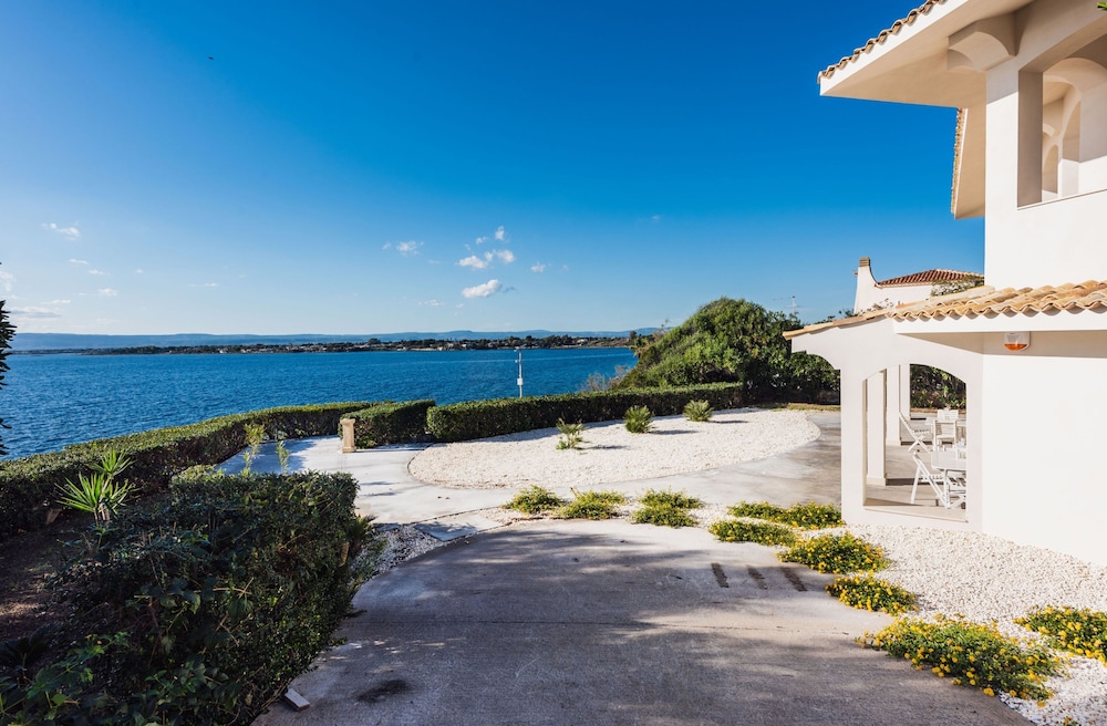 Villa Plemmiria by the Sea by Wonderful Italy