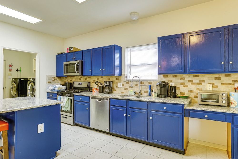 4 Mi to Old Town Spring: Family Retreat w/ Yard!