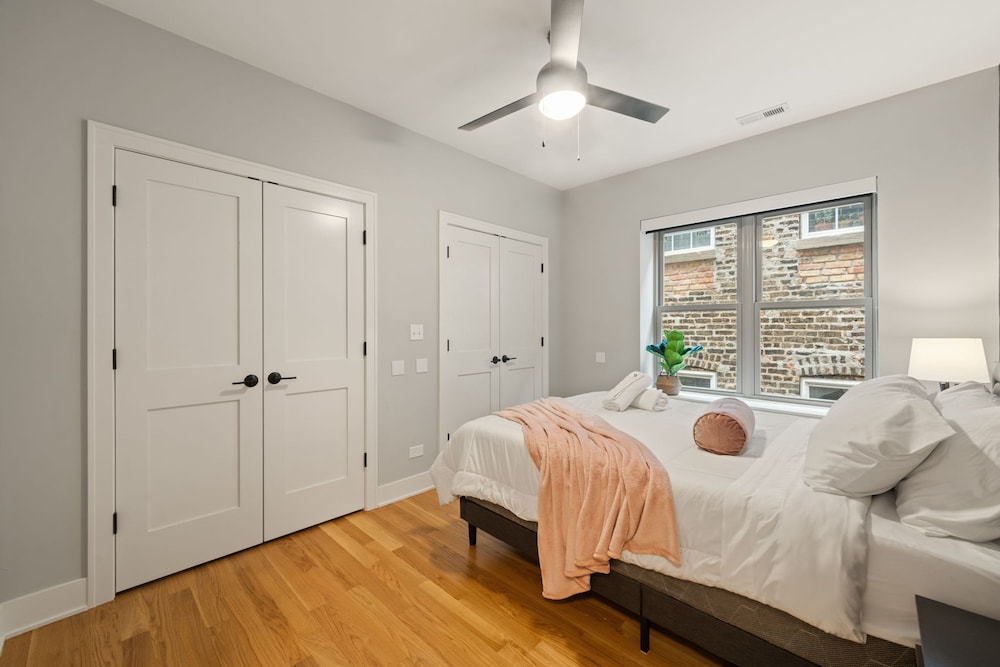3 Bed 2 Bath Chicago Retreat w Balcony Parking