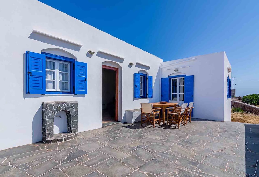 Spacious 2 Bedroom House with Fantastic Yard view 2
