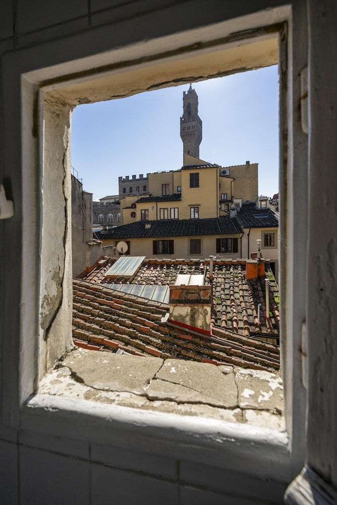 Cerchi 3 in Firenze With 2 Bedrooms and 1 Bathrooms
