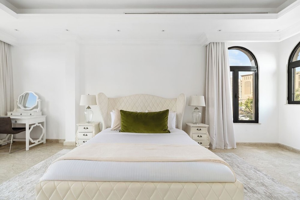 5BR M Private Villa Direct Beach Access