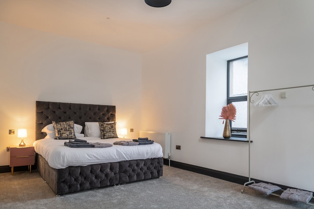 Beautiful 5 Bedroom Apartment in Capel Salem