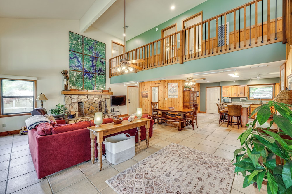 Waterfront Gem on Lake Martin w/ Kayaks & Dock!