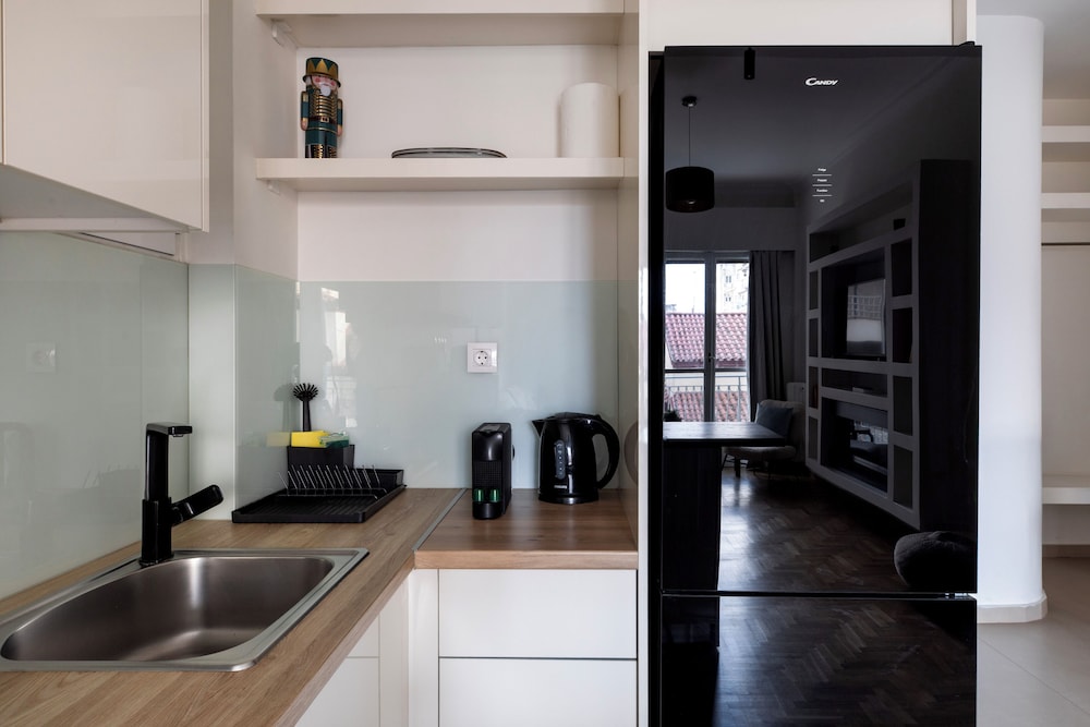 Attica - Captivating 2-Bedroom Apt & Balcony in Athens