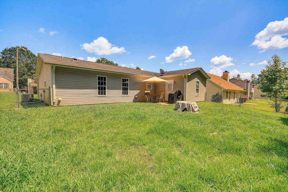 < 4 Mi to Dtwn Greensboro: Renovated Home w/ Yard!