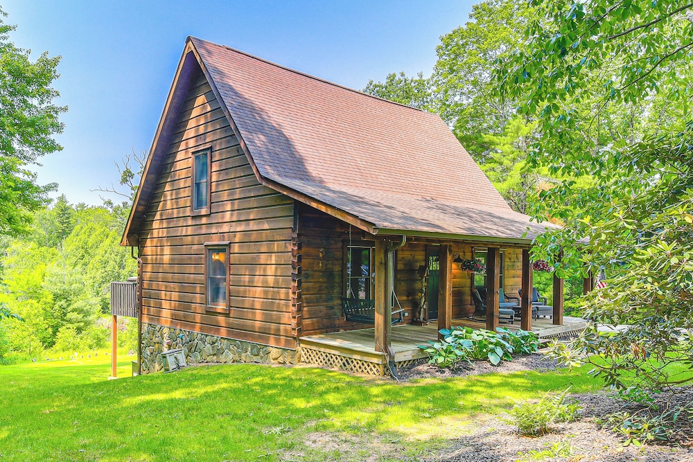 Blue Ridge Mtns Retreat w/ Views, 1 Mi to Parkway!
