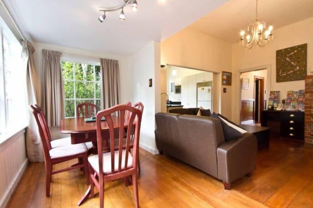 Christchurch City & Country Cottages - Brockworth Cottage