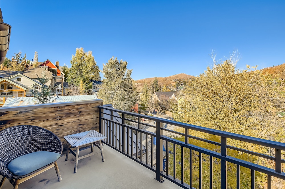 King Road Luxury Lodge, Private Hottub, Game Room, Media Room 45 4 Bedroom Home
