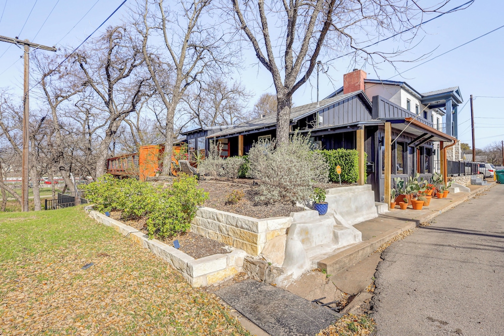 Creekside Cottage w/ Deck & Hot Tub in Belton