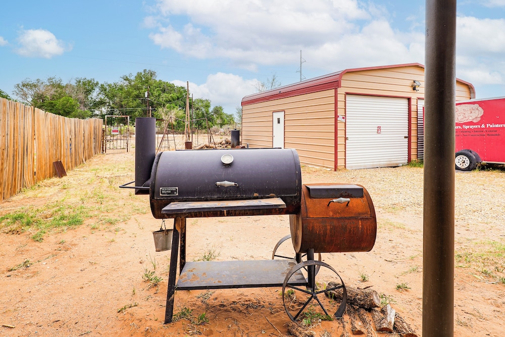 7 Mi to Dtwn Odessa: Home w/ Large Yard!