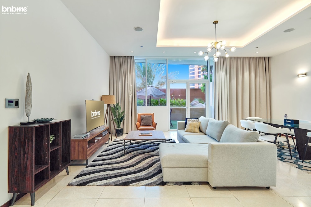 1B-Tiara Aquamarine-G05 by bnbme homes
