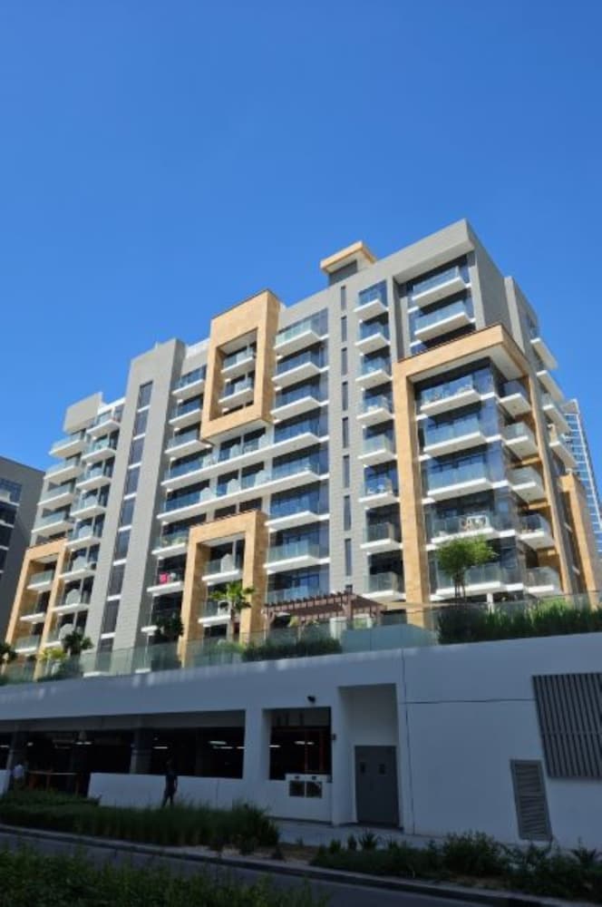 Luxurious 1BR Living in Azizi Riviera 39