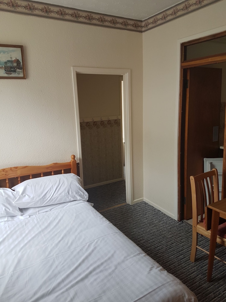 Apsley 1 Flat Sleeps 4 With Near Beach view 3