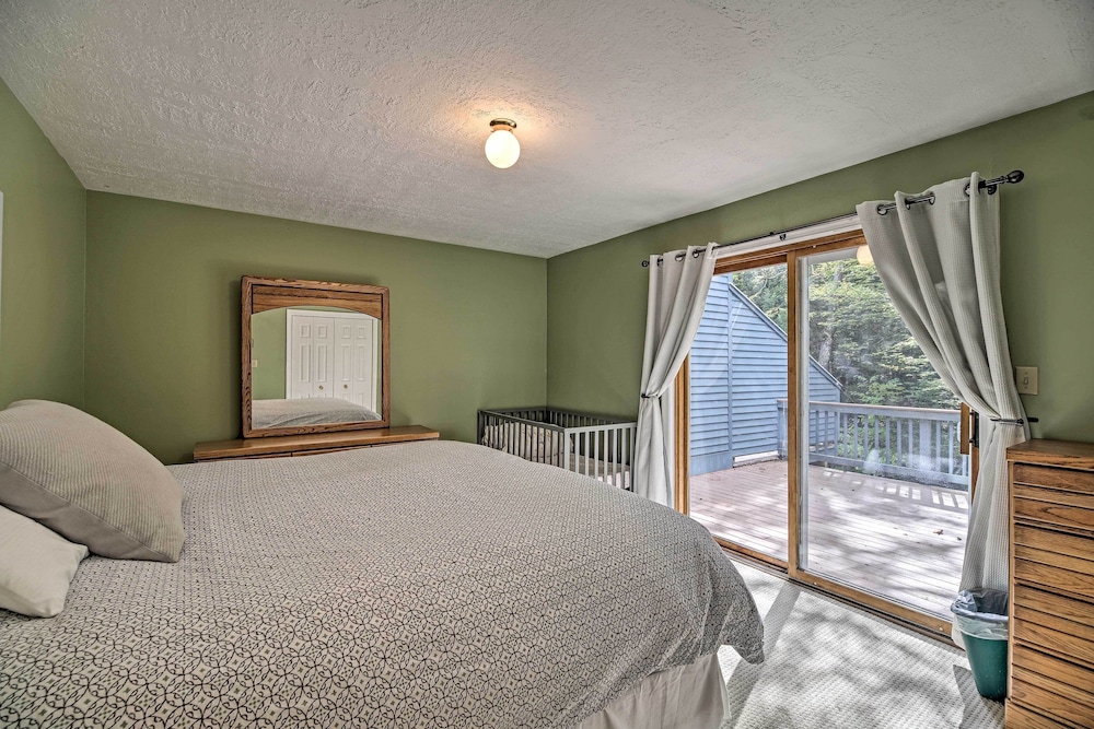 Condo w/ Deck & Grill < 5 Miles to Loon Mountain!