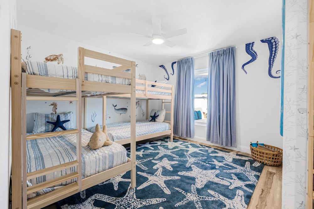 Castaway Cottage Near IMG and Beaches