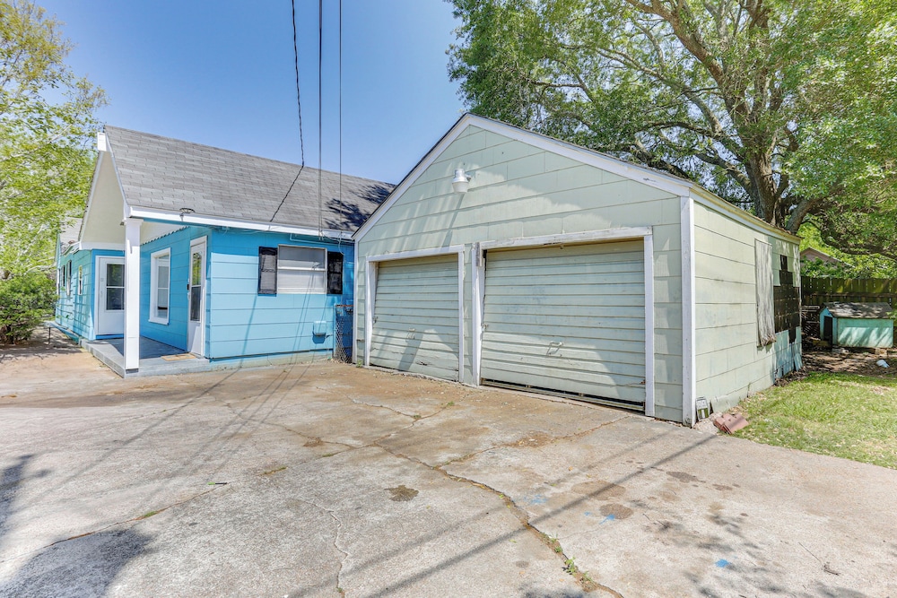 12 Mi to Lake Access: Port Arthur Apt w/ Yard