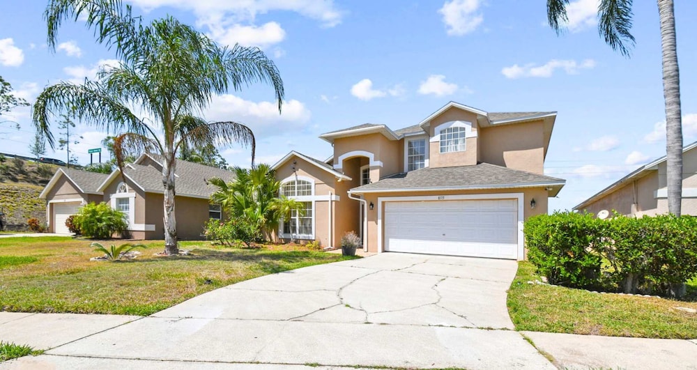 Large 6BR Family Home w Pool Hot Tub Games Room