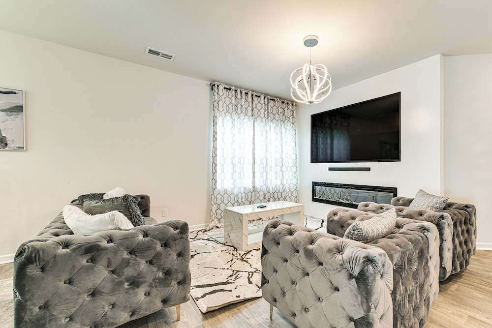 7 Mi to Uptown - Pet-friendly 2-story Townhome!