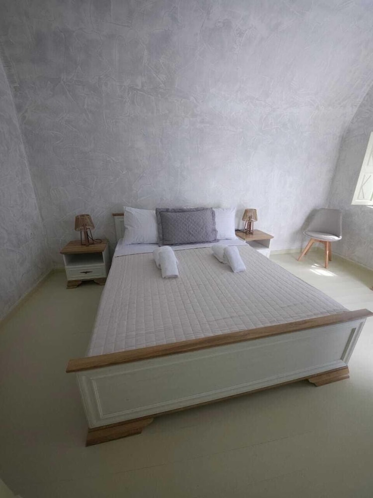 Phaos Oia Suites