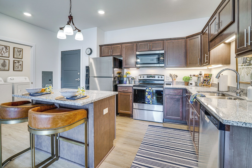 4 Mi to National Sports Center: Apt in Blaine