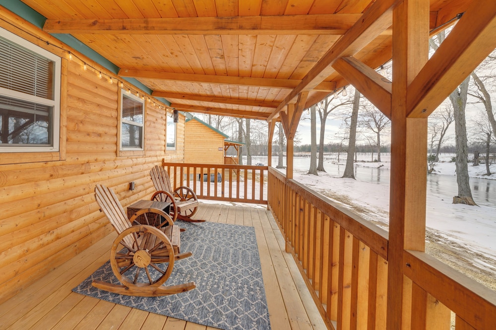 28 Mi to Downtown Louisville: Serene Farm Getaway