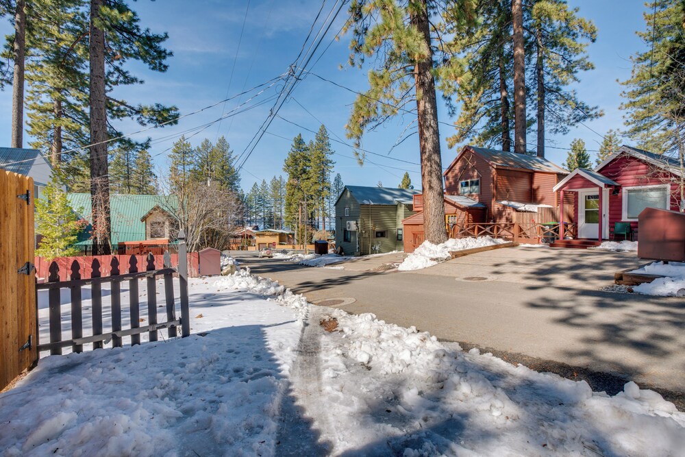 Walk to Beach: Dog-friendly Cabin in Glenbrook!