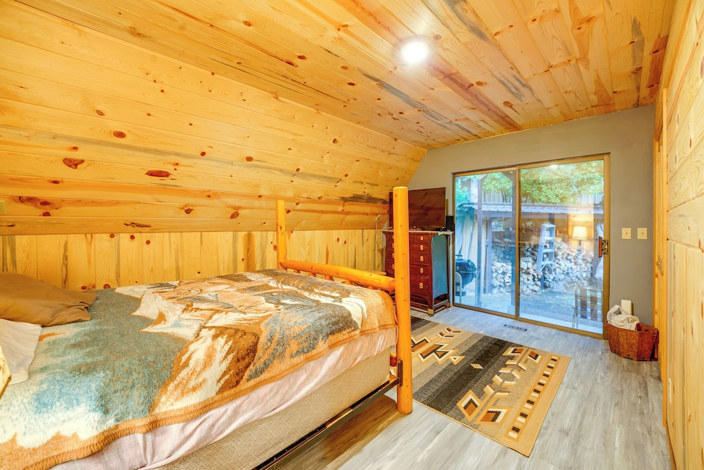 Explore Mt St Helens: A-frame Chalet w/ Deck!
