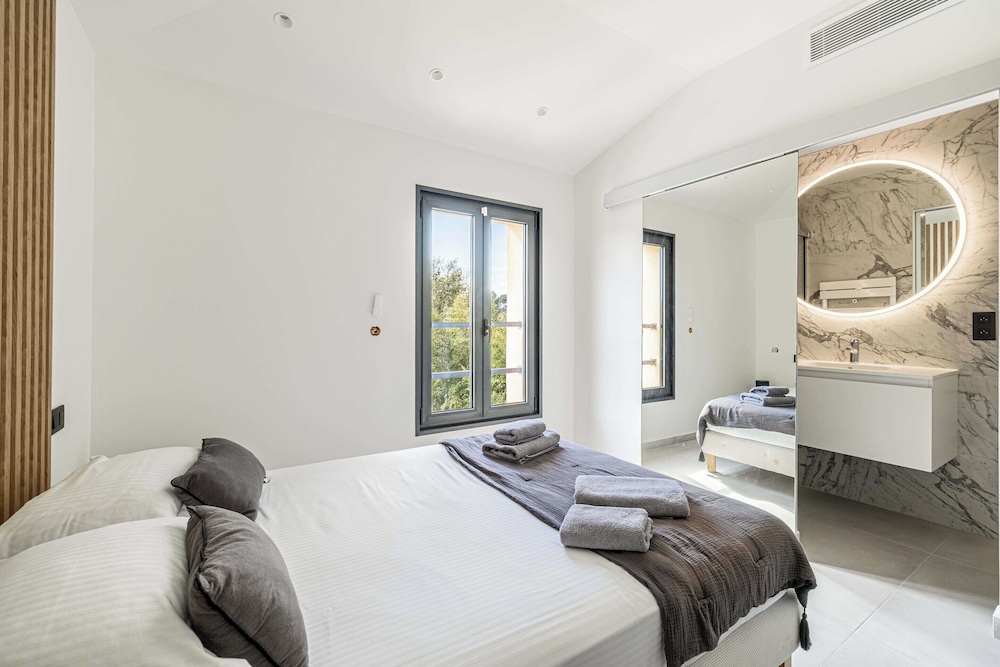 Modern Villa With Heated Pool and Garden