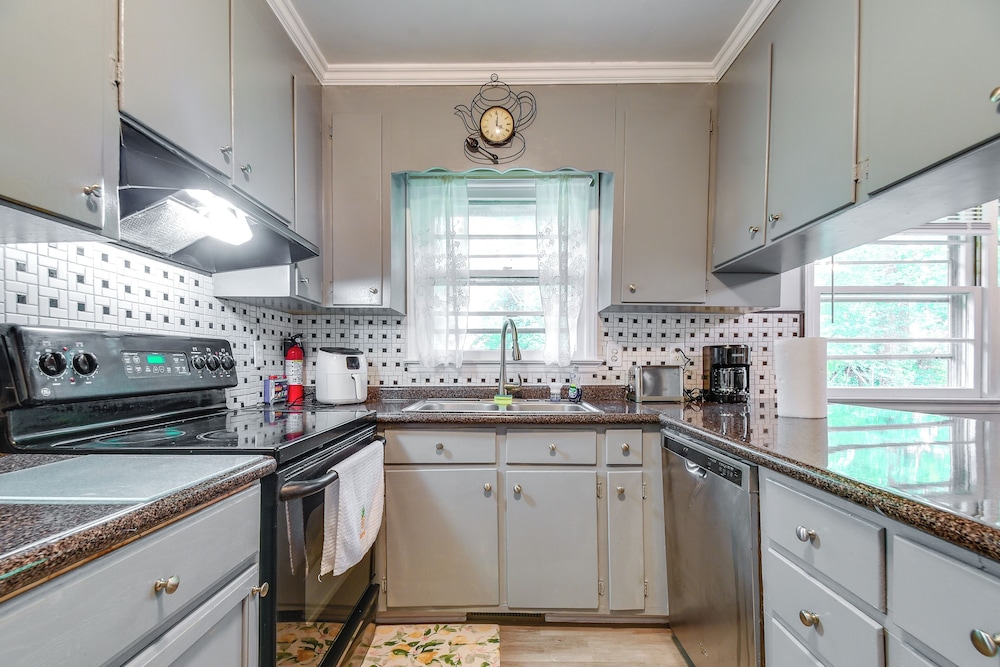 2 Mi to Dtwn: Spacious Home in Cary w/ Deck