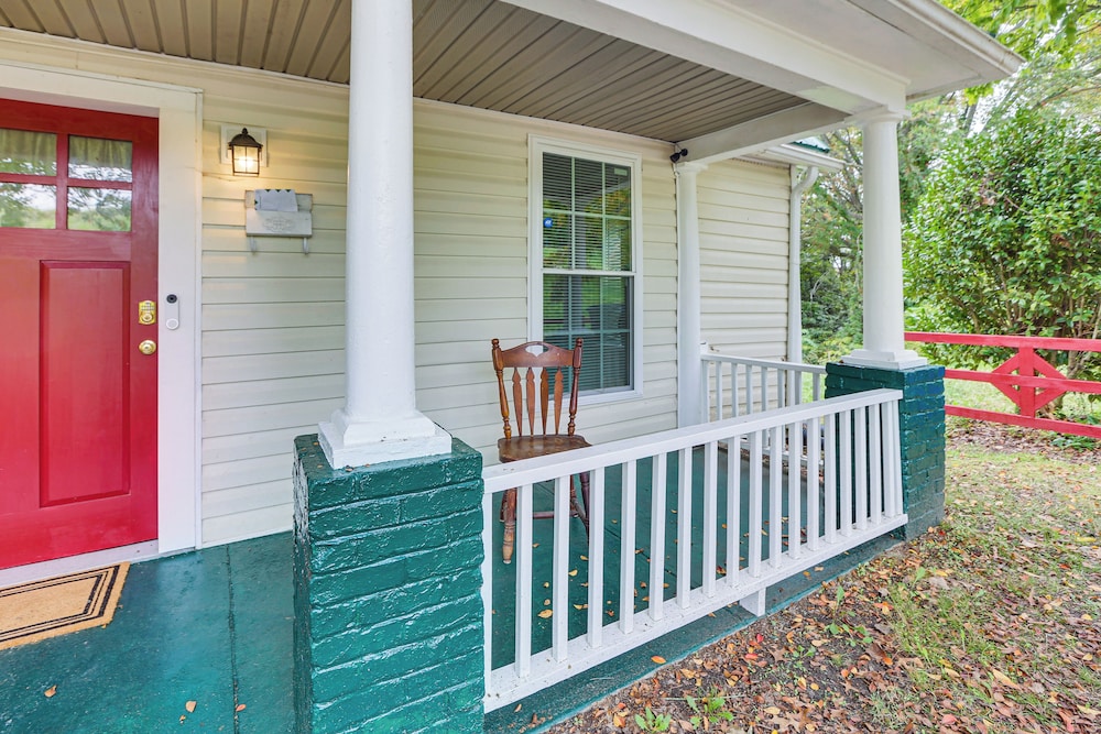 Farmhouse on 1 Acre Near Historic Dtwn Danville