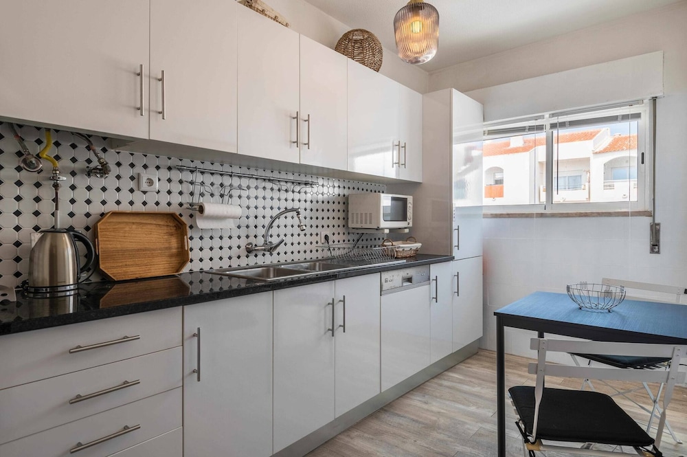 Sea View Central Town 2 Bedroom Apartment