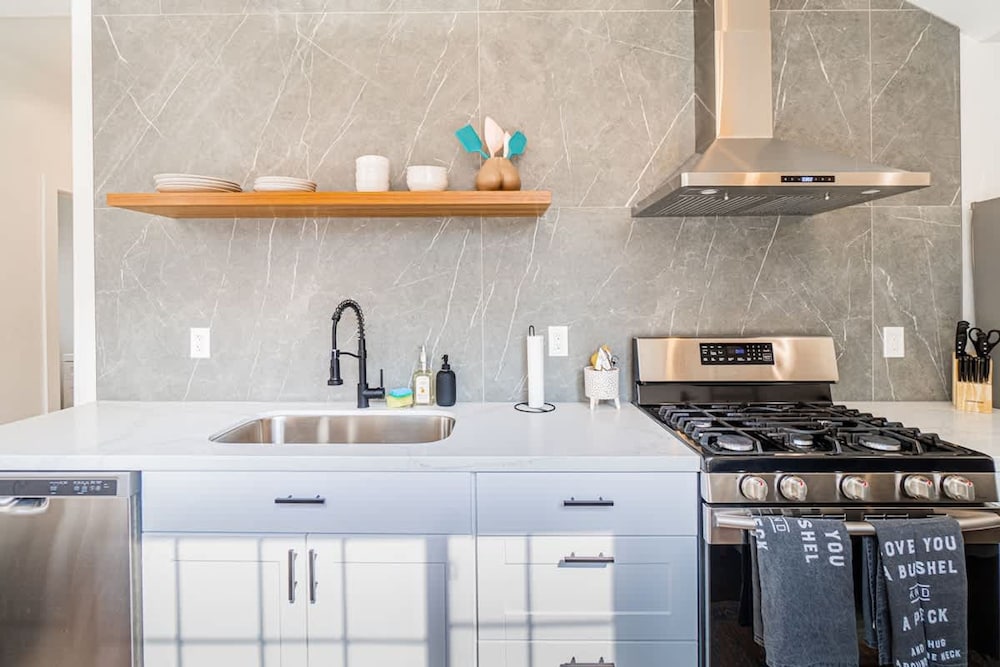 Stylish 2-bedroom Walking Distance to Downtown