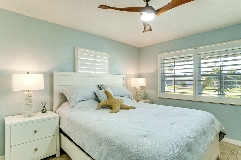 Private Dock & Pool: Port Charlotte Escape!
