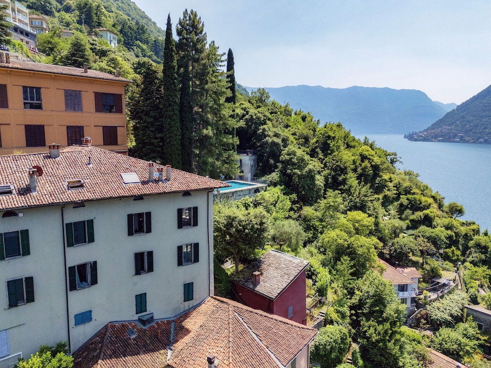 Silken Escape - Pool and Lake View