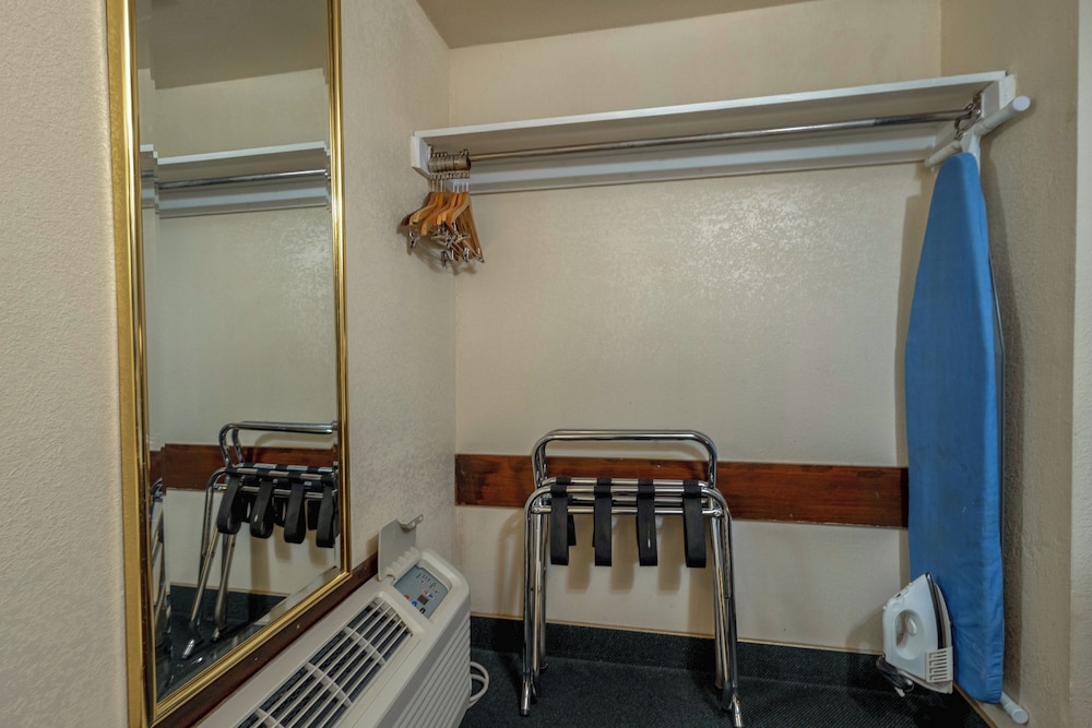 Royal Holiday Motel By Belvilla Gallup I-40