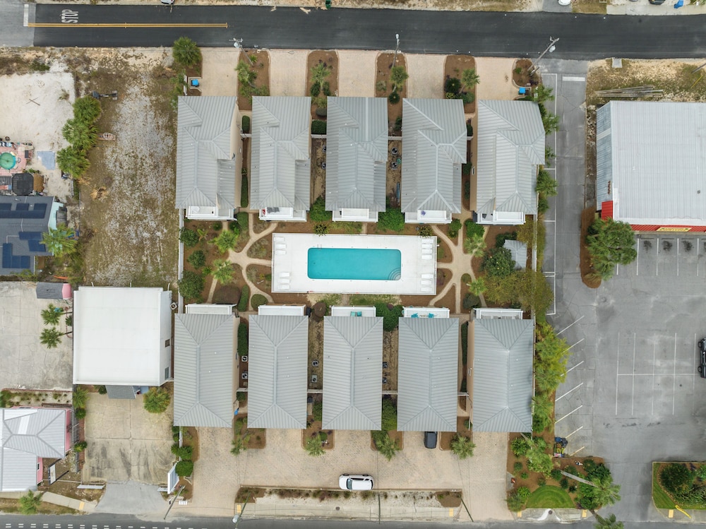 Escape to Sand Dollar Holler: Coastal Retreat, 3 Beds, 2.5 Baths, Sleeps 10!